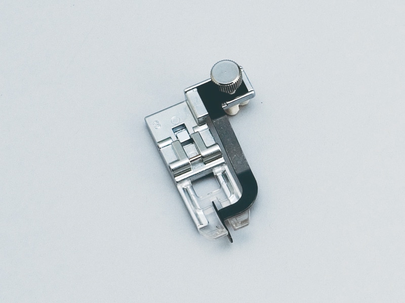 ジャノメ（JANOME）センターガイド押さえ カバーステッチミシン用（3本針） 型番：795-819-201【メーカーお取り寄せ商品】